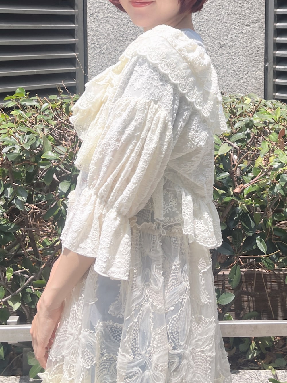 ホワイト系のワンピース、ブルー系のTシャツ/カットソー、ホワイト系のカーディガン/ボレロを着用したレディースの夏コーディネートの6枚目の写真