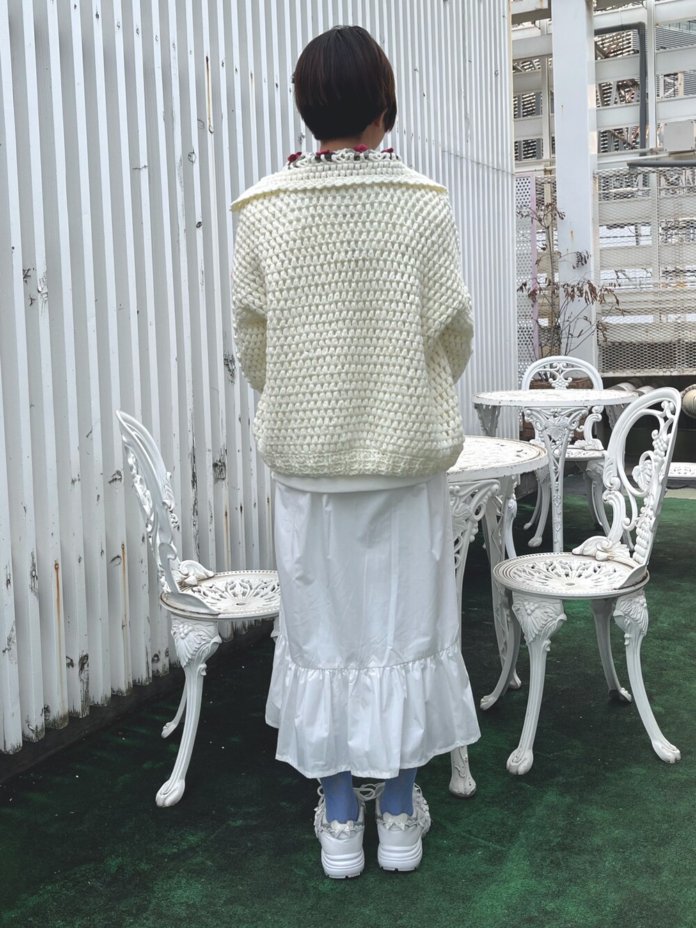 ホワイト系のカーディガン/ボレロ、ホワイト系のスウェット、ホワイト系のワンピースを着用したレディースの冬コーディネートの4枚目の写真