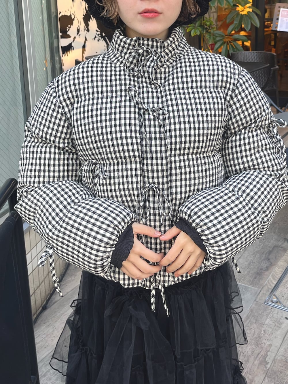 ブラック系のスカート、その他のブルゾン、レッド系のニット/セーターを着用したレディースの冬コーディネートの4枚目の写真