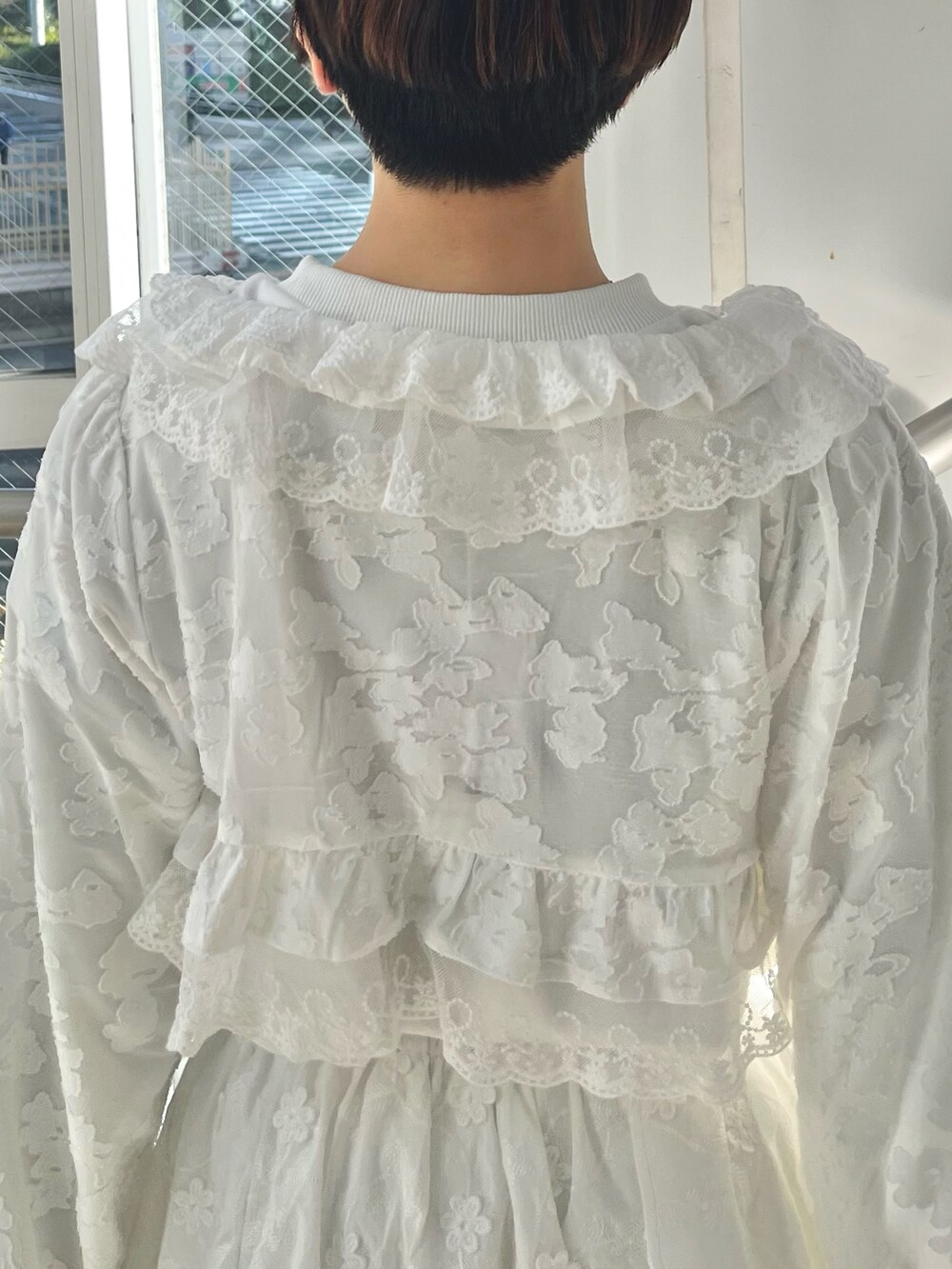 ホワイト系のスウェット、ホワイト系のカーディガン/ボレロ、ホワイト系のスカートを着用したレディースの冬コーディネートの6枚目の写真