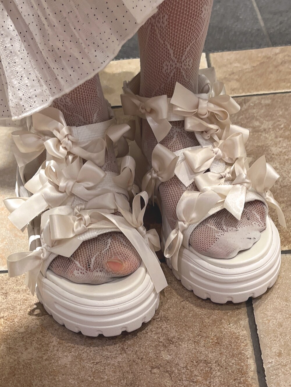 ホワイト系のワンピース、ホワイト系のTシャツ/カットソー、ホワイト系のトートバッグを着用したレディースの夏コーディネートの8枚目の写真