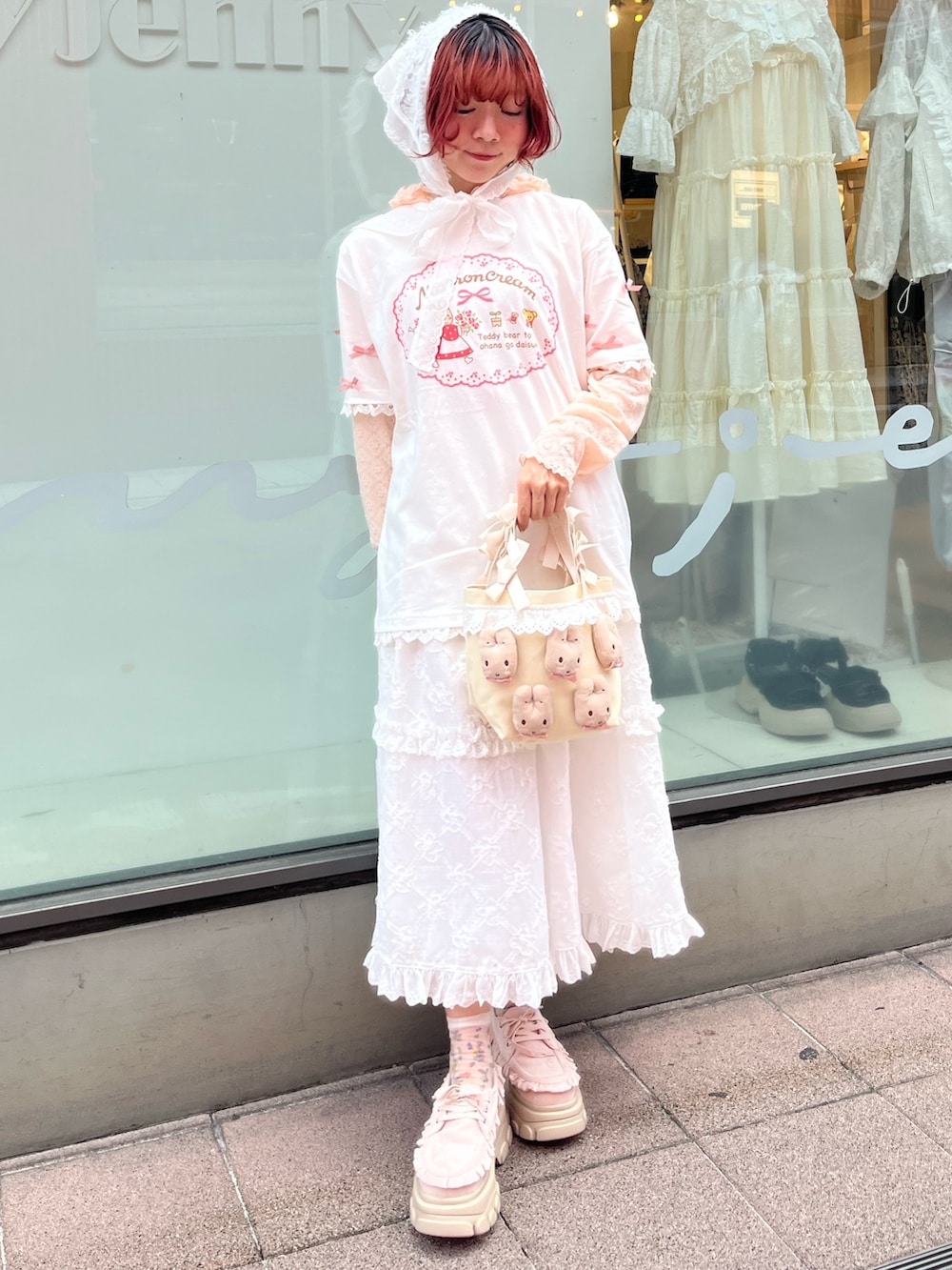 ホワイト系のスカート、ホワイト系のハンドバッグ、ホワイト系のTシャツ/カットソーを着用したレディースの夏コーディネートの2枚目の写真