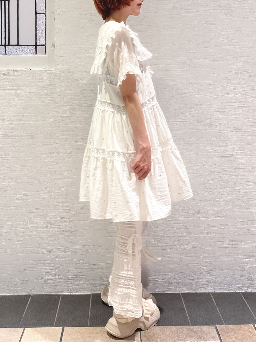 ホワイト系のワンピース、ブルー系のキャミソール、ホワイト系のその他パンツを着用したレディースの夏コーディネートの3枚目の写真