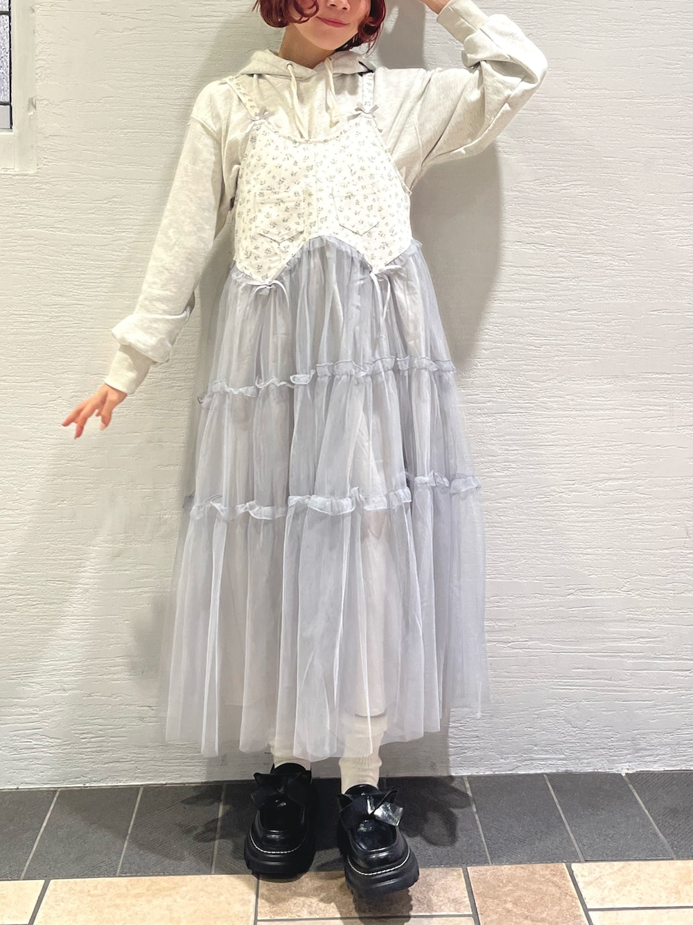 グレー系のパーカー、ブルー系のワンピース、ブラック系のローファーを着用したレディースの秋コーディネートの2枚目の写真