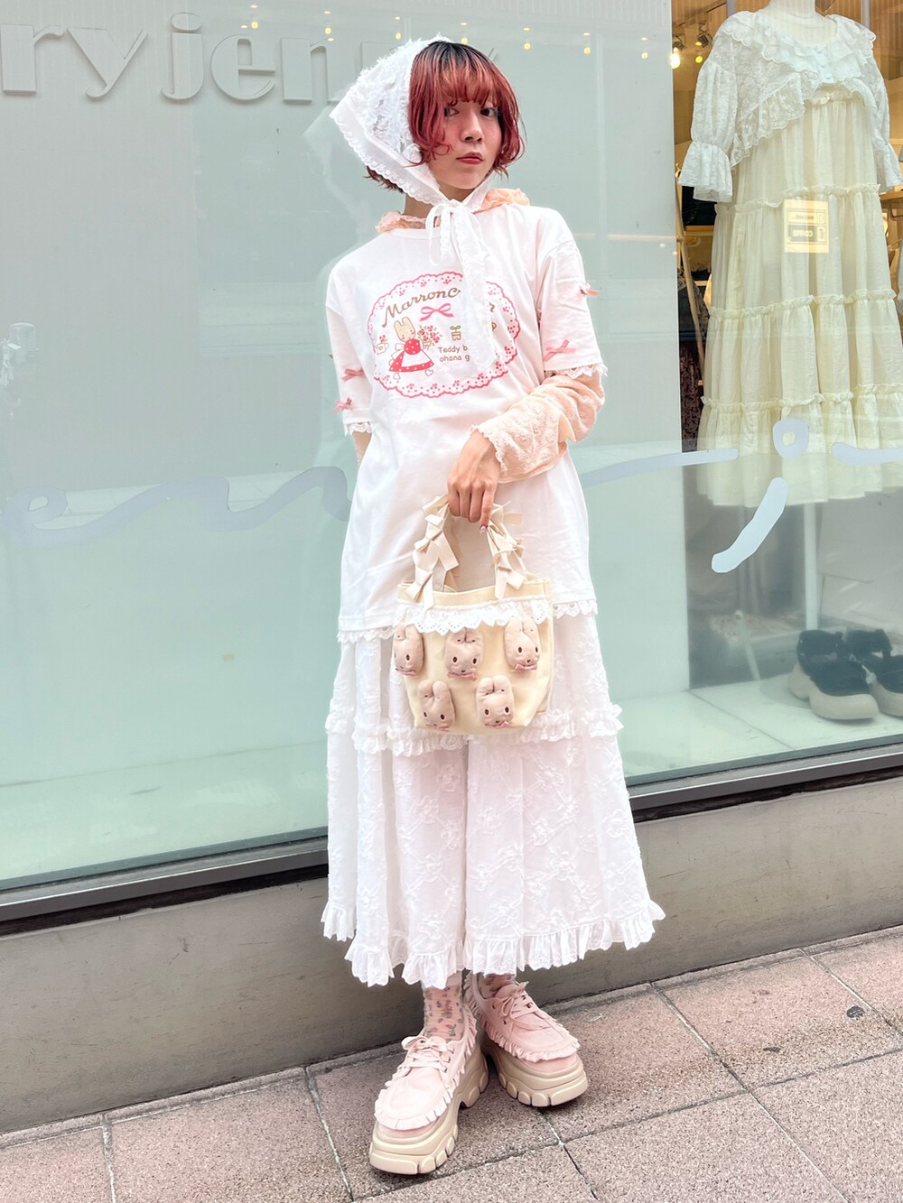 ホワイト系のスカート、ホワイト系のハンドバッグ、ホワイト系のTシャツ/カットソーを着用したレディースの夏コーディネートの5枚目の写真