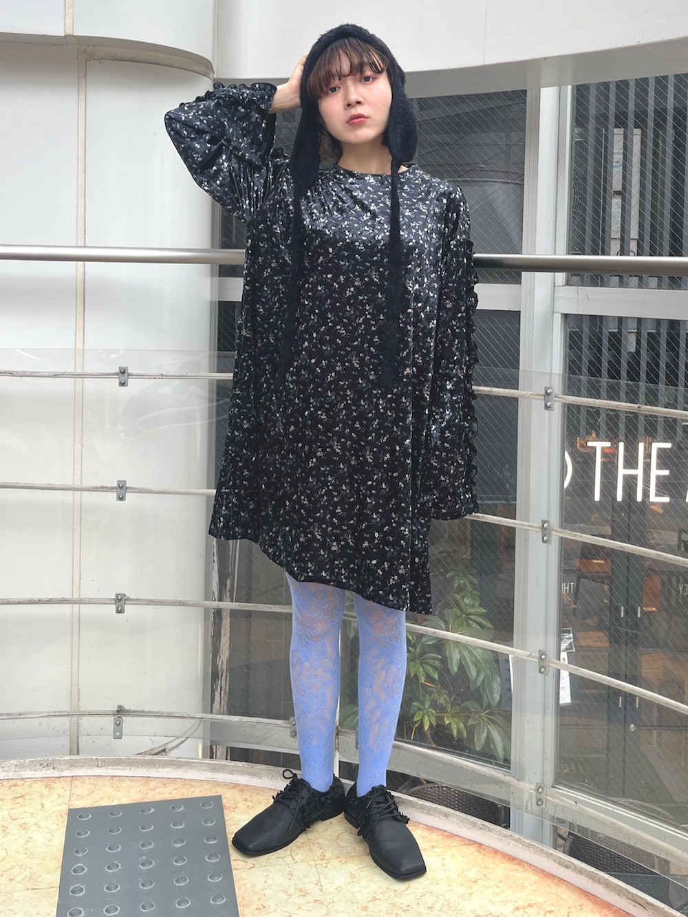 ブラック系のワンピース、ブラック系のショルダーバッグ、ブラック系のローファーを着用したレディースの秋コーディネートの5枚目の写真