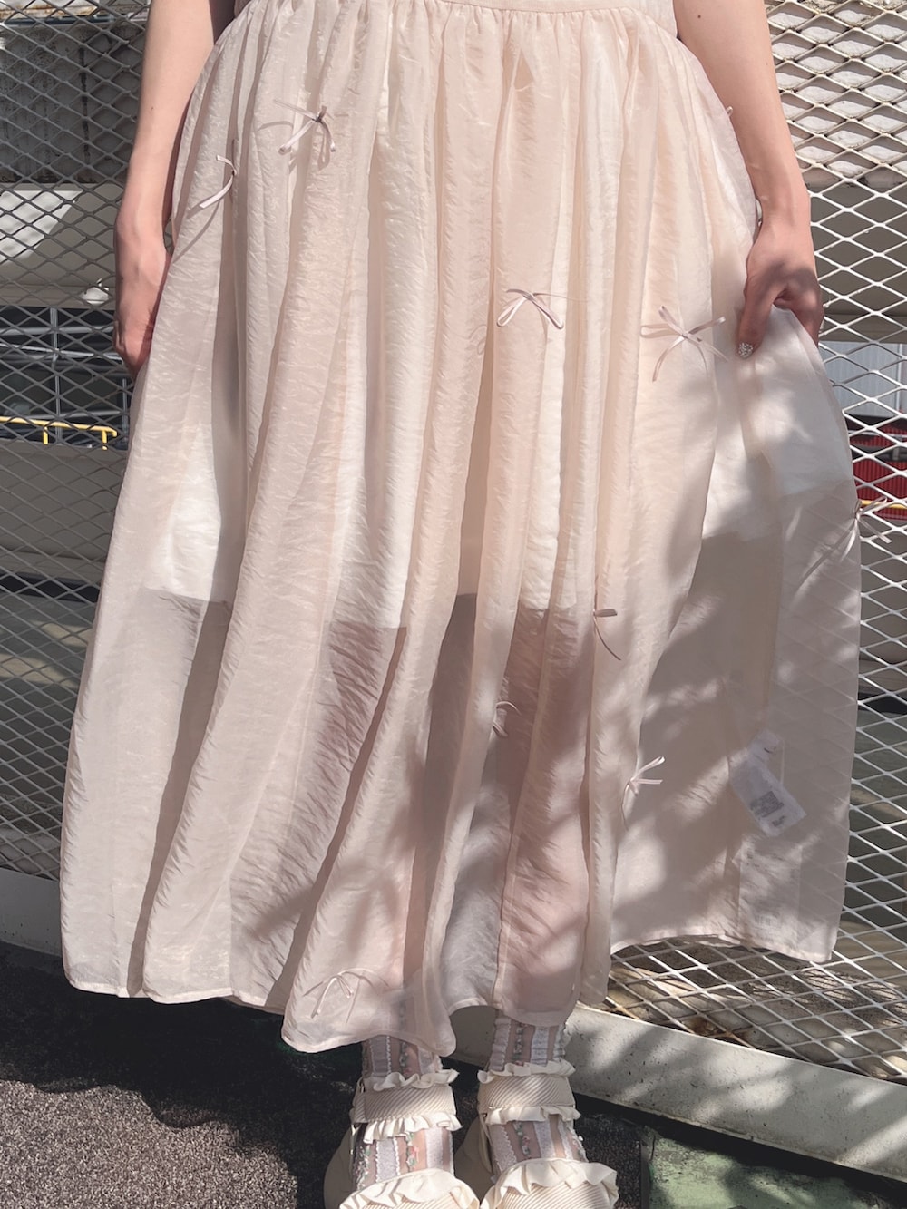 ホワイト系のワンピース、ベージュ系のワンピース、ホワイト系のサンダルを着用したレディースの夏コーディネートの9枚目の写真