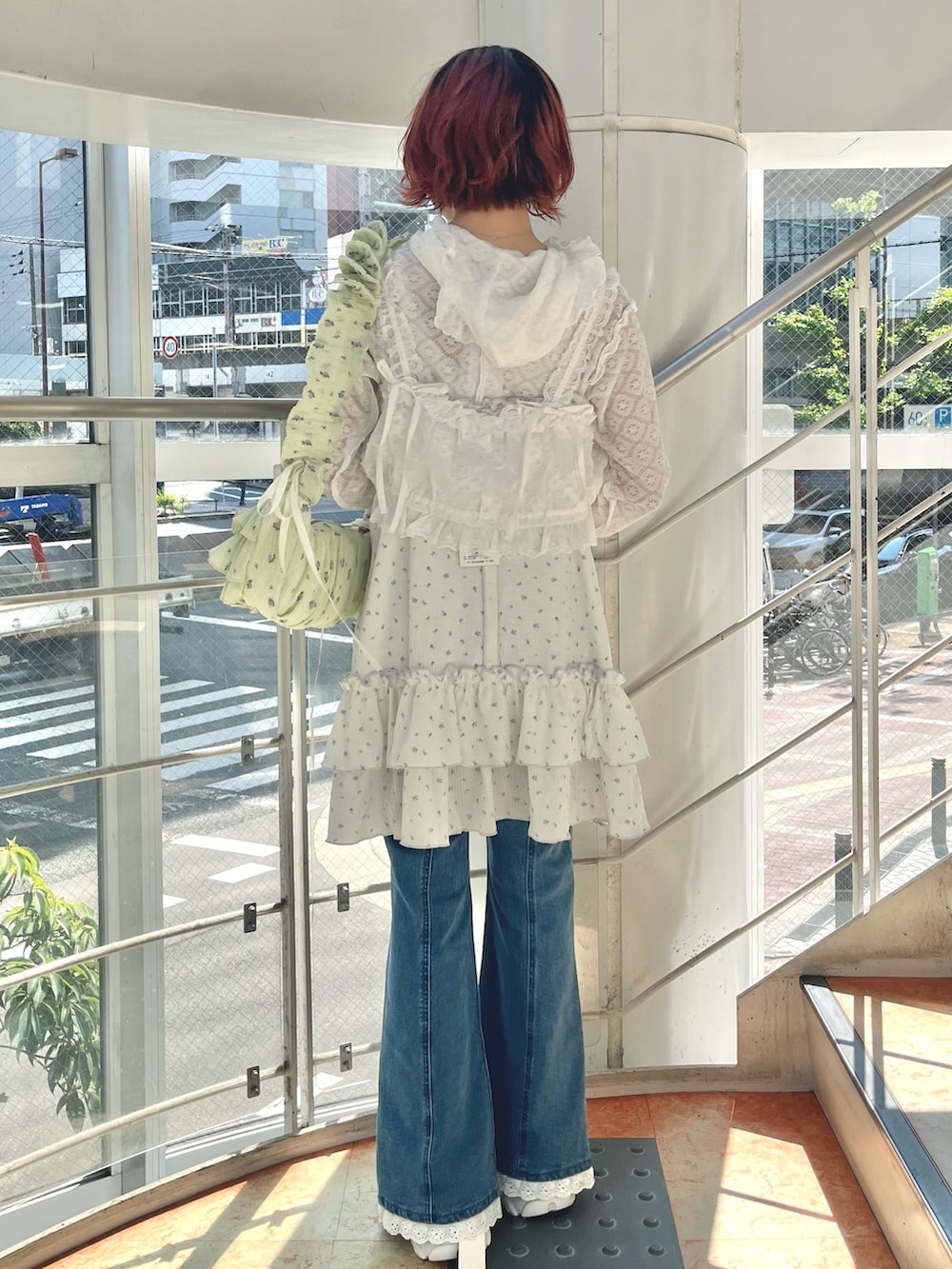 グリーン系のショルダーバッグ、ホワイト系のTシャツ/カットソー、ホワイト系のシャツ/ブラウスを着用したレディースの秋コーディネートの4枚目の写真