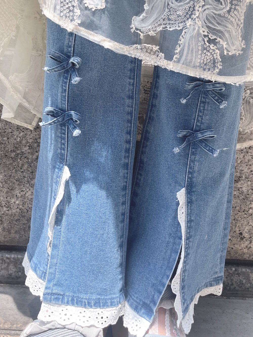 ホワイト系のワンピース、ブルー系のTシャツ/カットソー、ホワイト系のカーディガン/ボレロを着用したレディースの夏コーディネートの9枚目の写真