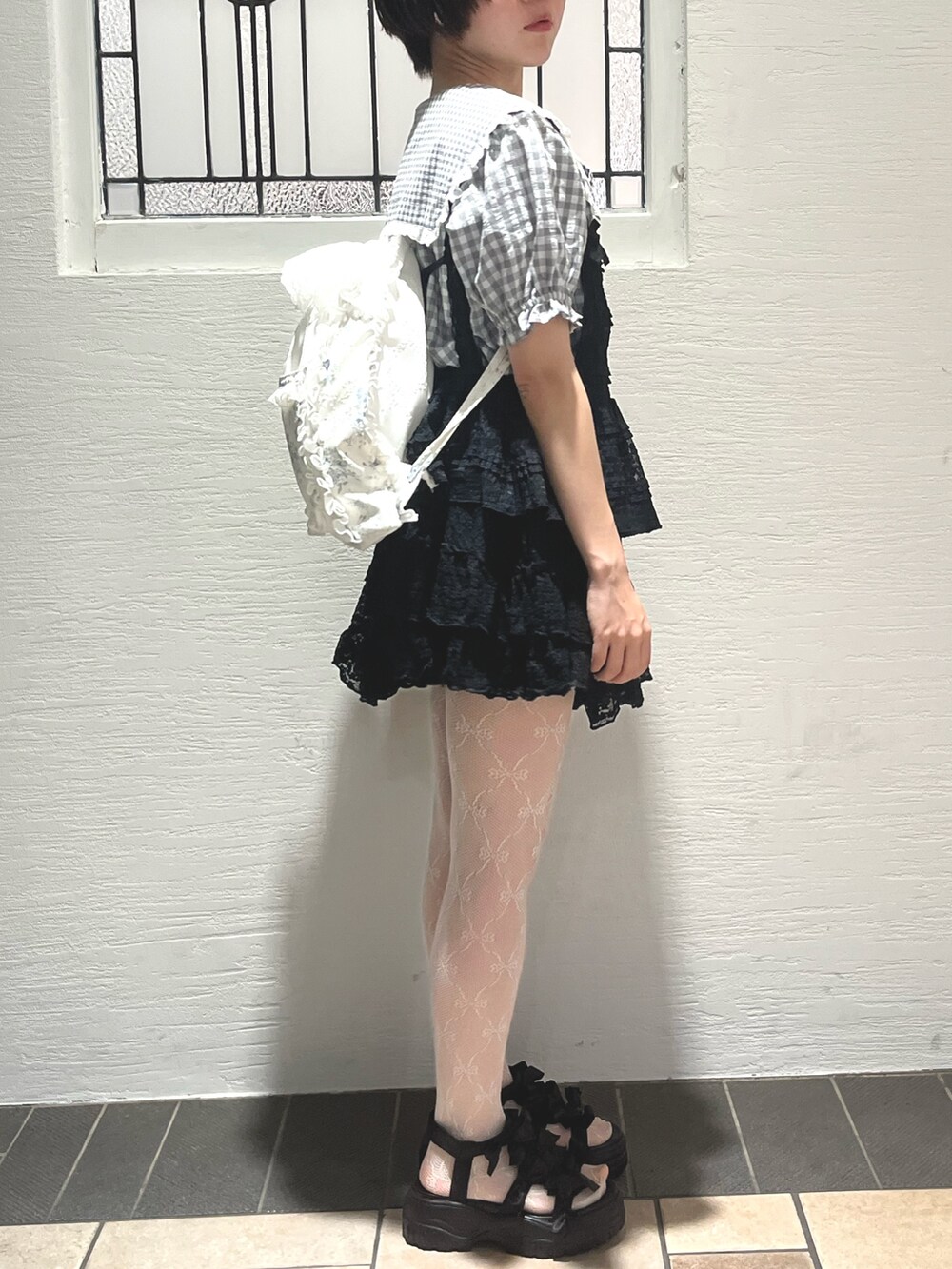 グレー系のシャツ/ブラウス、ブラック系のキャミソール、ブラック系のスカートを着用したレディースの春コーディネートの3枚目の写真