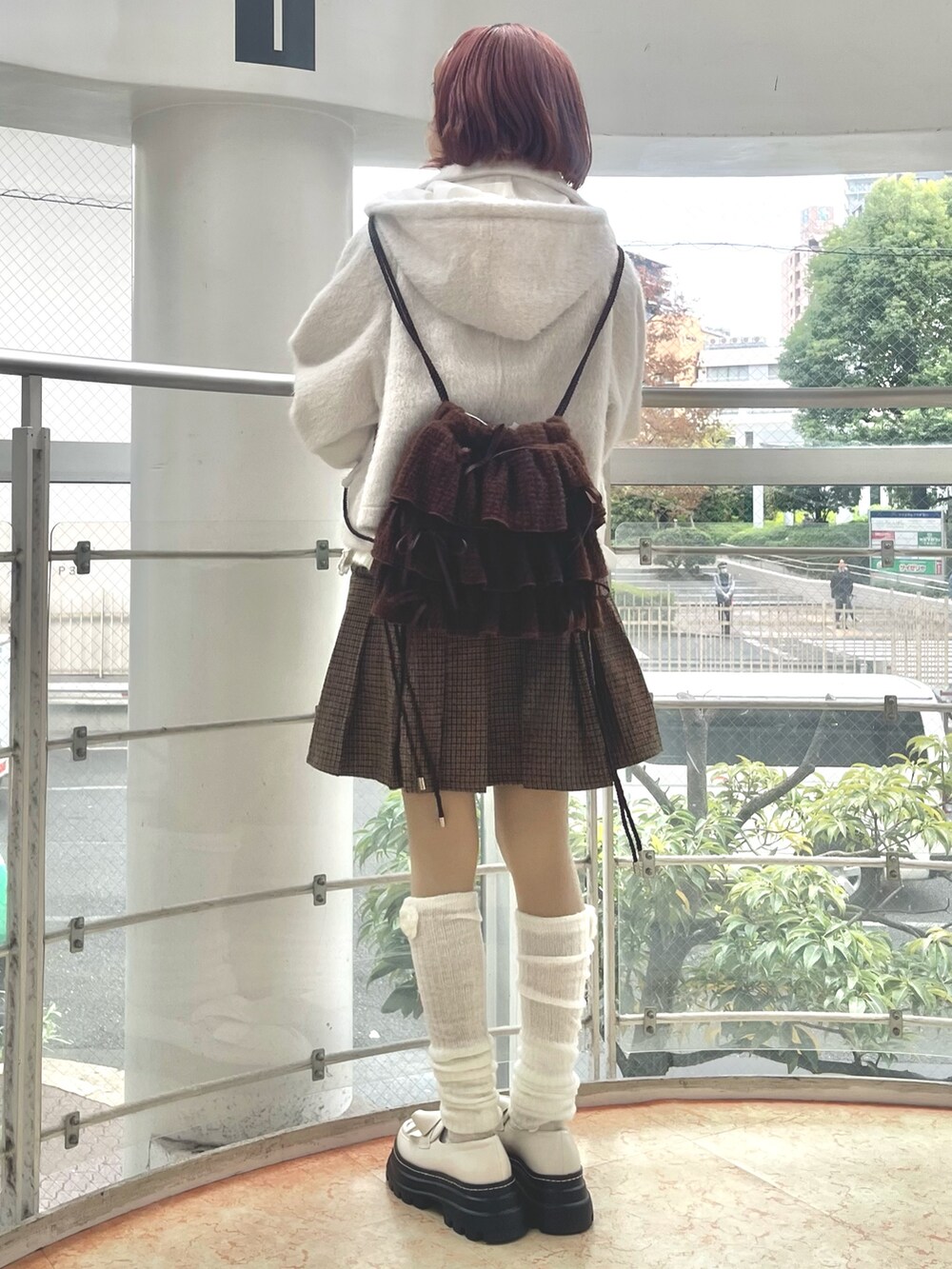 ホワイト系のニット/セーター、ホワイト系のダッフルコート、その他のスカートを着用したレディースの秋コーディネートの4枚目の写真