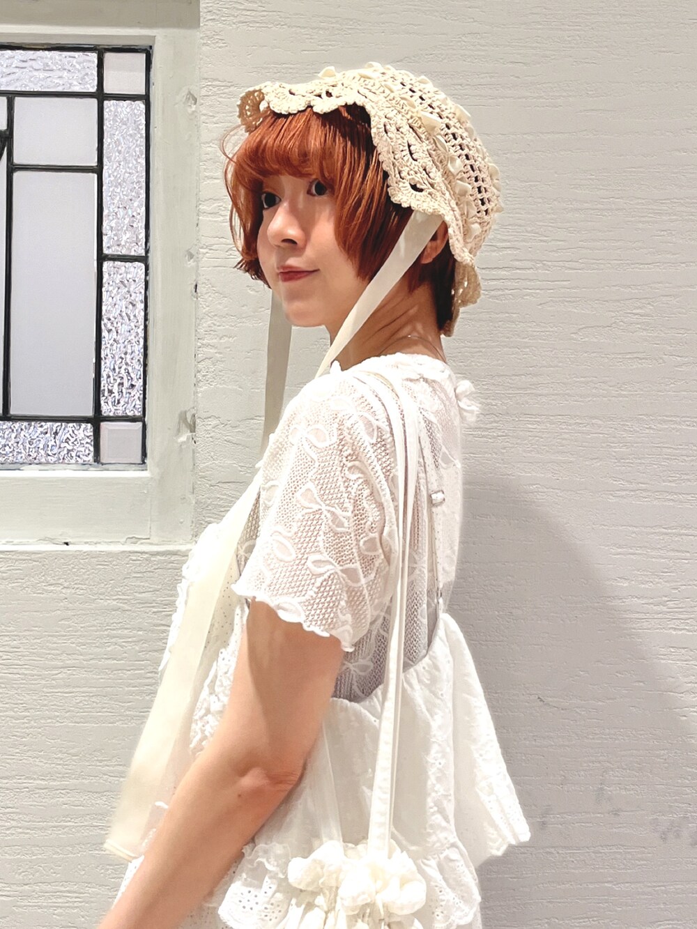 ホワイト系のワンピース、ホワイト系のTシャツ/カットソー、ホワイト系のトートバッグを着用したレディースの夏コーディネートの6枚目の写真