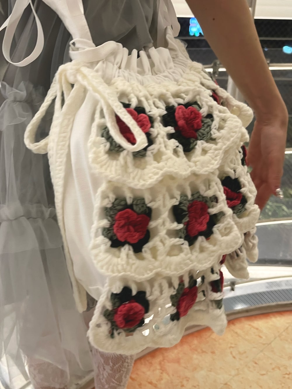 ブルー系のワンピース、ホワイト系のショルダーバッグ、ブルー系のスニーカーを着用したレディースの夏コーディネートの9枚目の写真