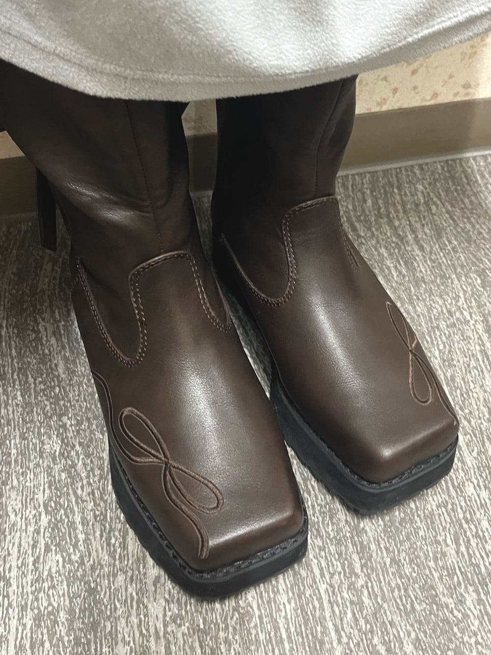 ホワイト系のニット/セーター、ブルー系のワンピース、ブラウン系のカーディガン/ボレロを着用したレディースの秋コーディネートの10枚目の写真