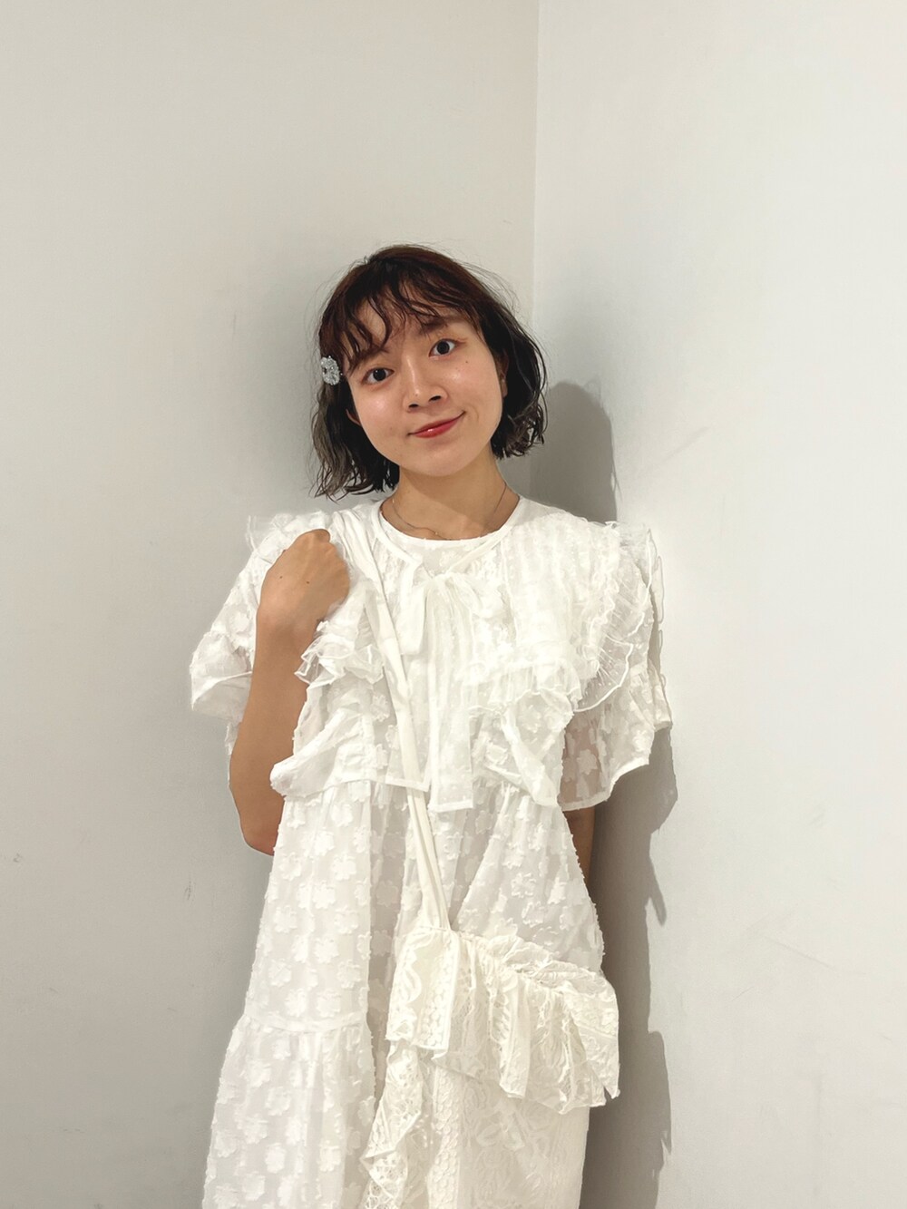 ホワイト系のワンピース、ホワイト系のトートバッグ、ホワイト系のスニーカーを着用したレディースの夏コーディネートの5枚目の写真