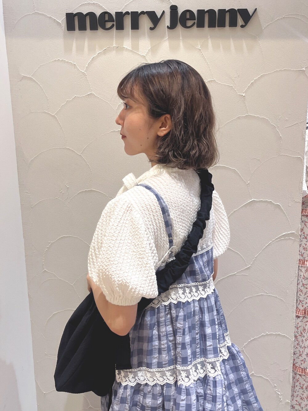 ホワイト系のシャツ/ブラウス、ブルー系のキャミソール、ブラック系のショルダーバッグを着用したレディースの夏コーディネートの6枚目の写真