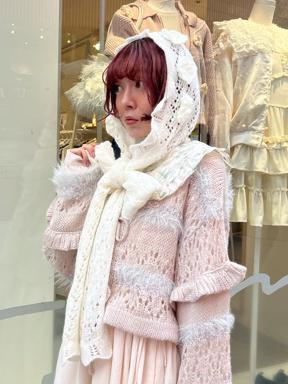 グレー系のカーディガン/ボレロ、ピンク系のブーツ、グリーン系のワンピースを着用したレディースの秋コーディネートの7枚目の写真