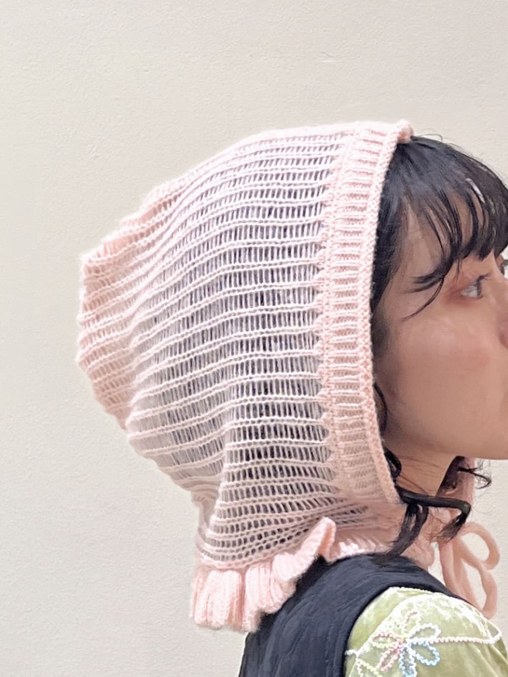 ブラック系のワンピース、ブラック系のスニーカー、グリーン系のTシャツ/カットソーを着用したレディースの秋コーディネートの5枚目の写真