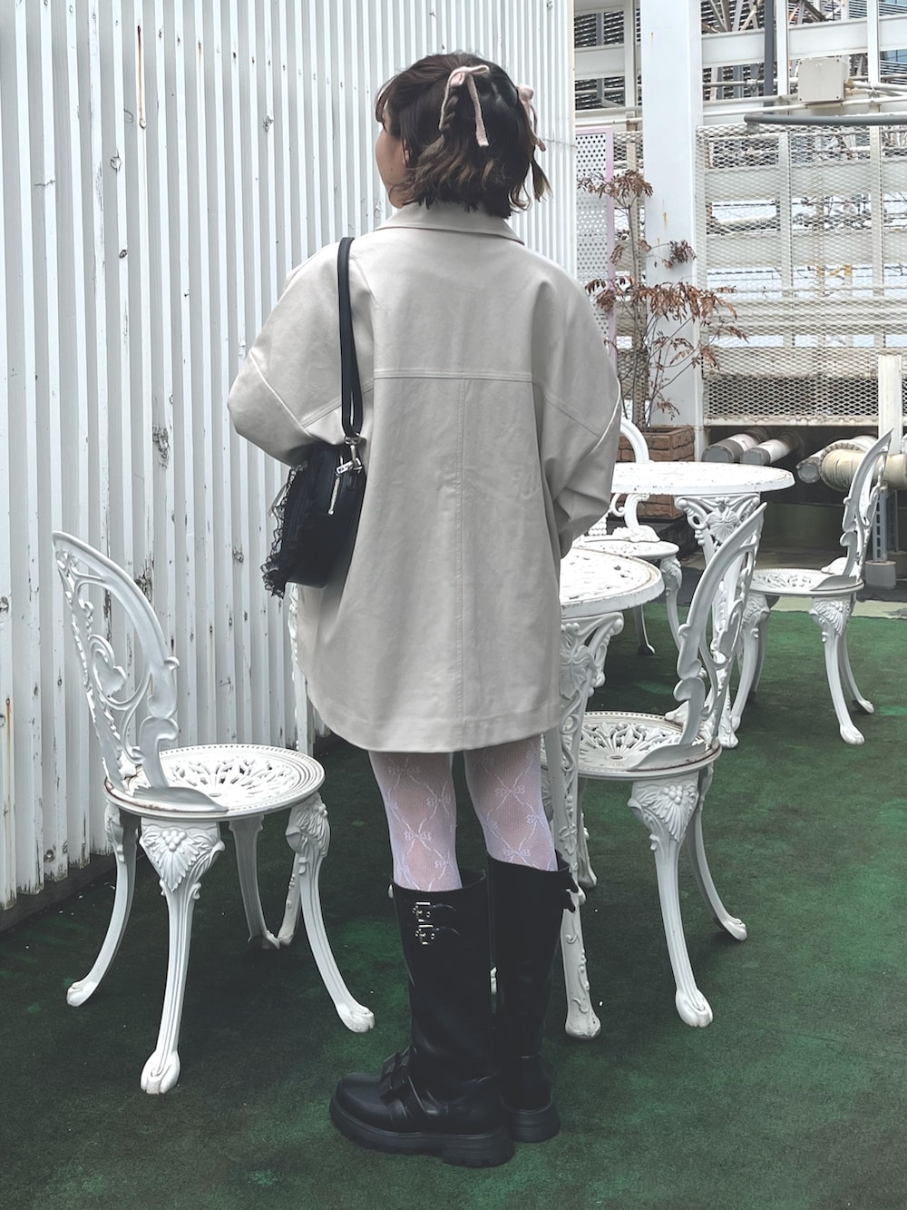 ホワイト系のブルゾン、グレー系のニット/セーター、ブルー系のカーディガン/ボレロを着用したレディースの秋コーディネートの4枚目の写真