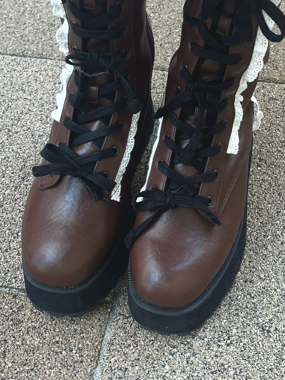 ピンク系のワンピース、レッド系のカーディガン/ボレロ、ベージュ系のシャツ/ブラウスを着用したレディースの秋コーディネートの8枚目の写真