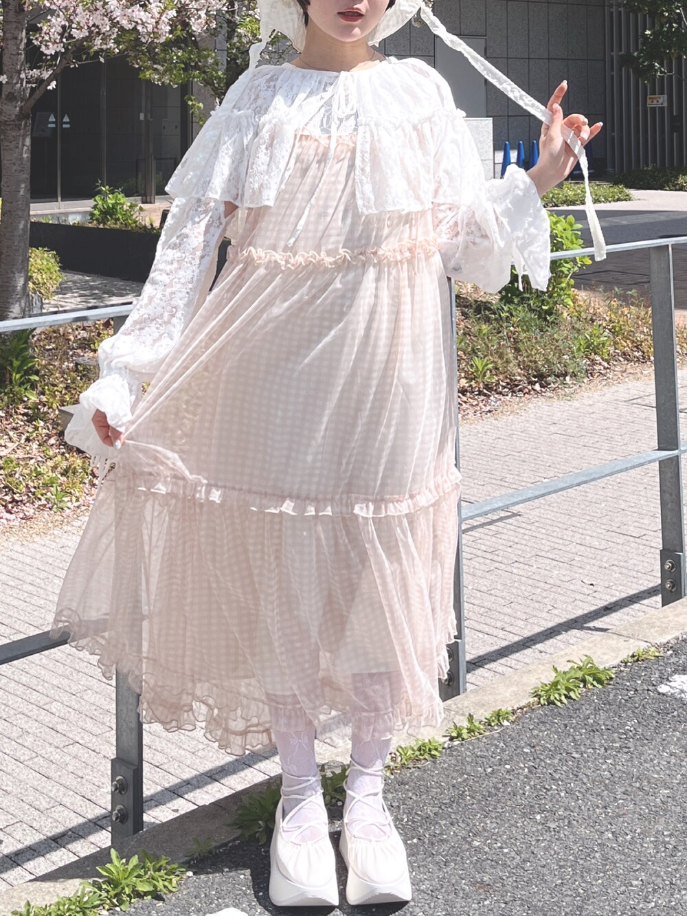 ベージュ系のワンピース、ホワイト系のカーディガン/ボレロ、ホワイト系のTシャツ/カットソーを着用したレディースの春コーディネートの4枚目の写真