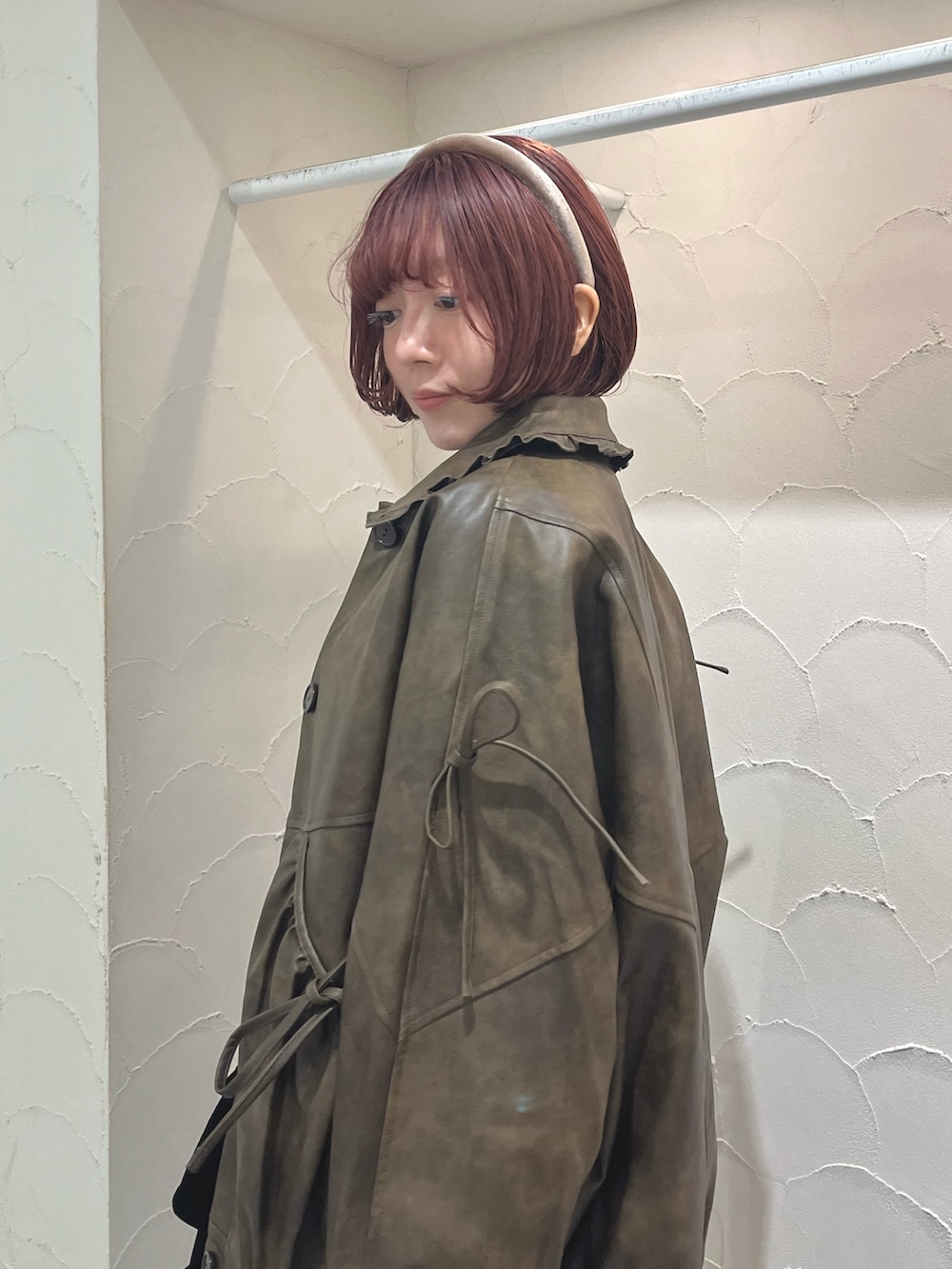 ブラウン系のブルゾン、ホワイト系のシャツ/ブラウス、ホワイト系のその他パンツを着用したレディースの秋コーディネートの7枚目の写真