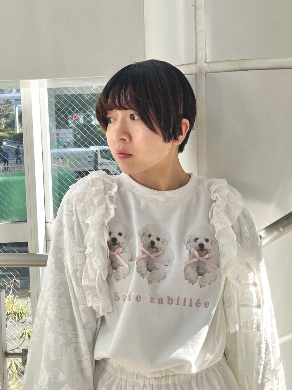 ホワイト系のスウェット、ホワイト系のカーディガン/ボレロ、ホワイト系のスカートを着用したレディースの冬コーディネートの5枚目の写真