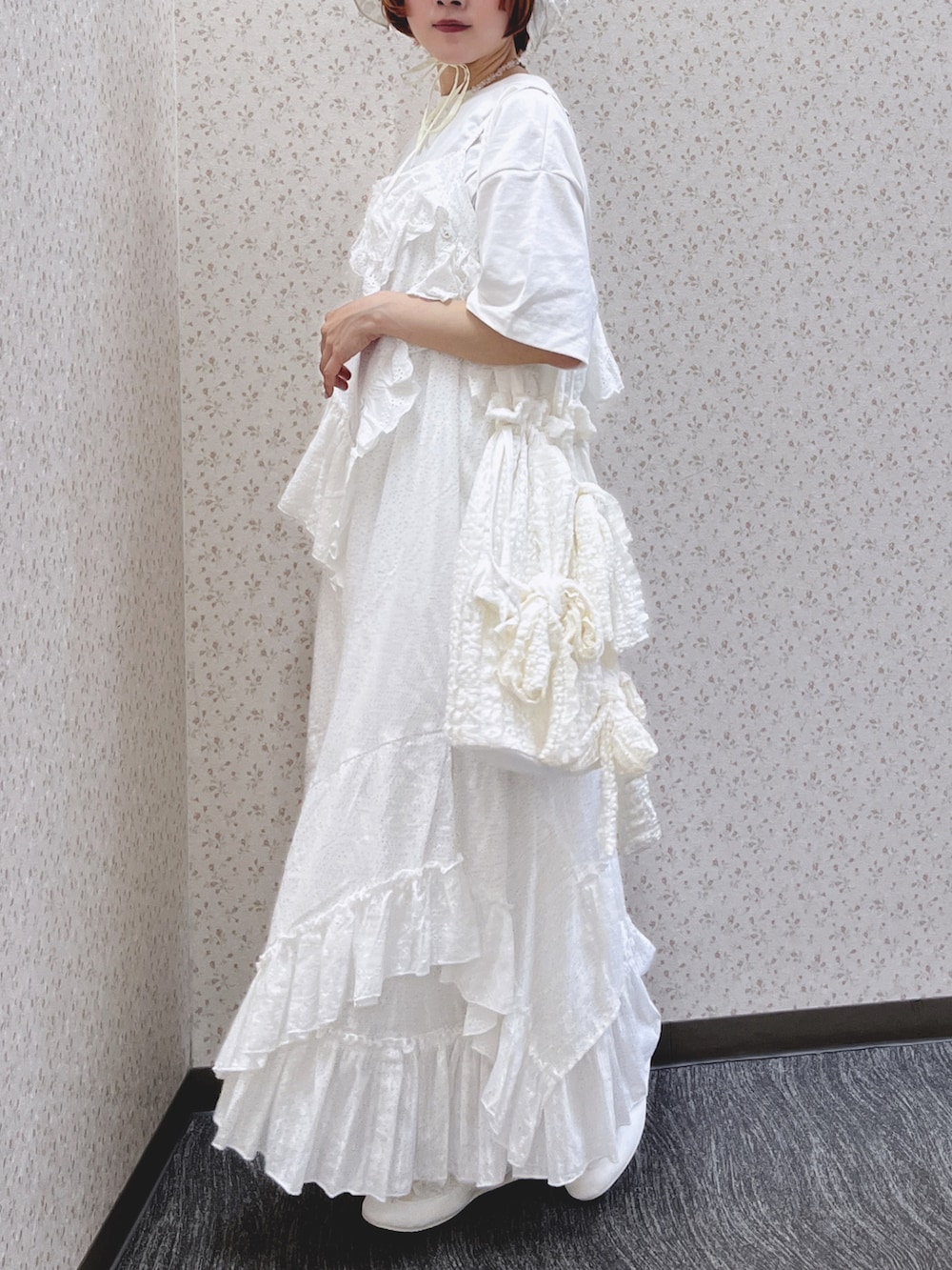 ホワイト系のTシャツ/カットソー、ホワイト系のワンピース、ホワイト系のスニーカーを着用したレディースの夏コーディネートの3枚目の写真