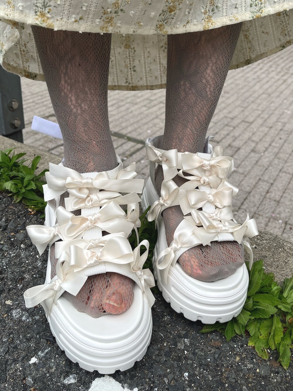 イエロー系のワンピース、ホワイト系のTシャツ/カットソー、グレー系のショルダーバッグを着用したレディースの春コーディネートの9枚目の写真