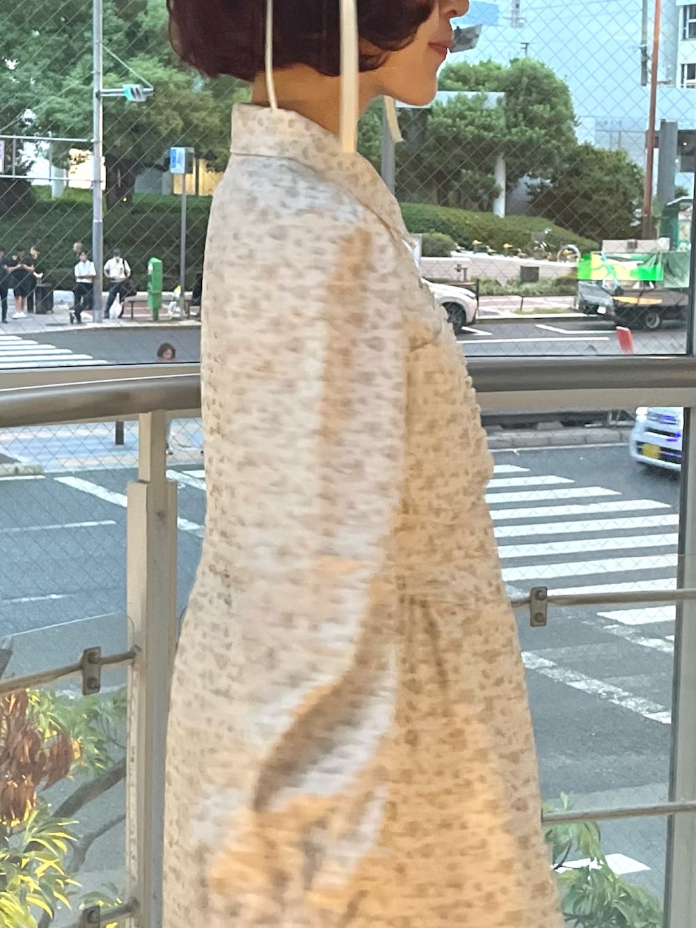 ホワイト系のワンピース、ブラウン系のブーツを着用したレディースの秋コーディネートの6枚目の写真