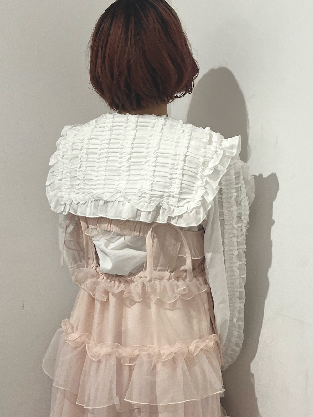 ホワイト系のシャツ/ブラウス、ピンク系のワンピース、レッド系のハンドバッグを着用したレディースの秋コーディネートの7枚目の写真