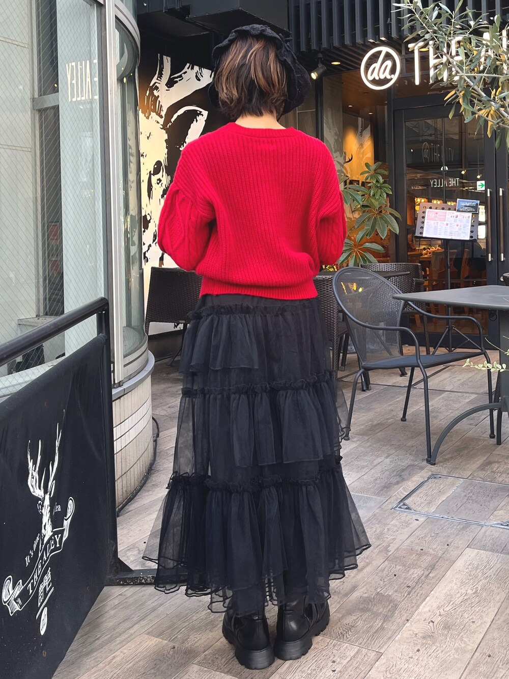 ブラック系のスカート、その他のブルゾン、レッド系のニット/セーターを着用したレディースの冬コーディネートの6枚目の写真