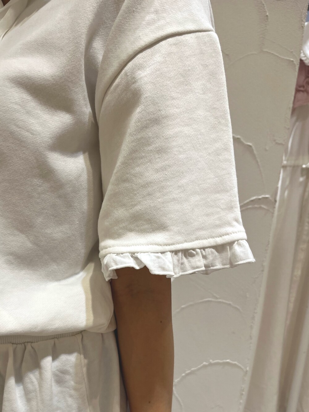 ホワイト系のワンピース、ブラック系のスウェットパンツ、ホワイト系のスニーカーを着用したレディースの夏コーディネートの9枚目の写真