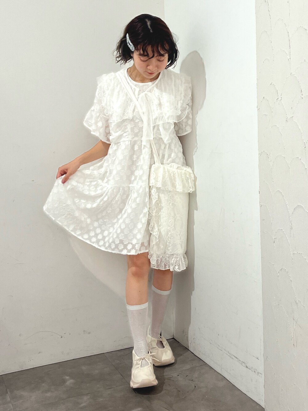 ホワイト系のワンピース、ホワイト系のトートバッグ、ホワイト系のスニーカーを着用したレディースの夏コーディネートの7枚目の写真