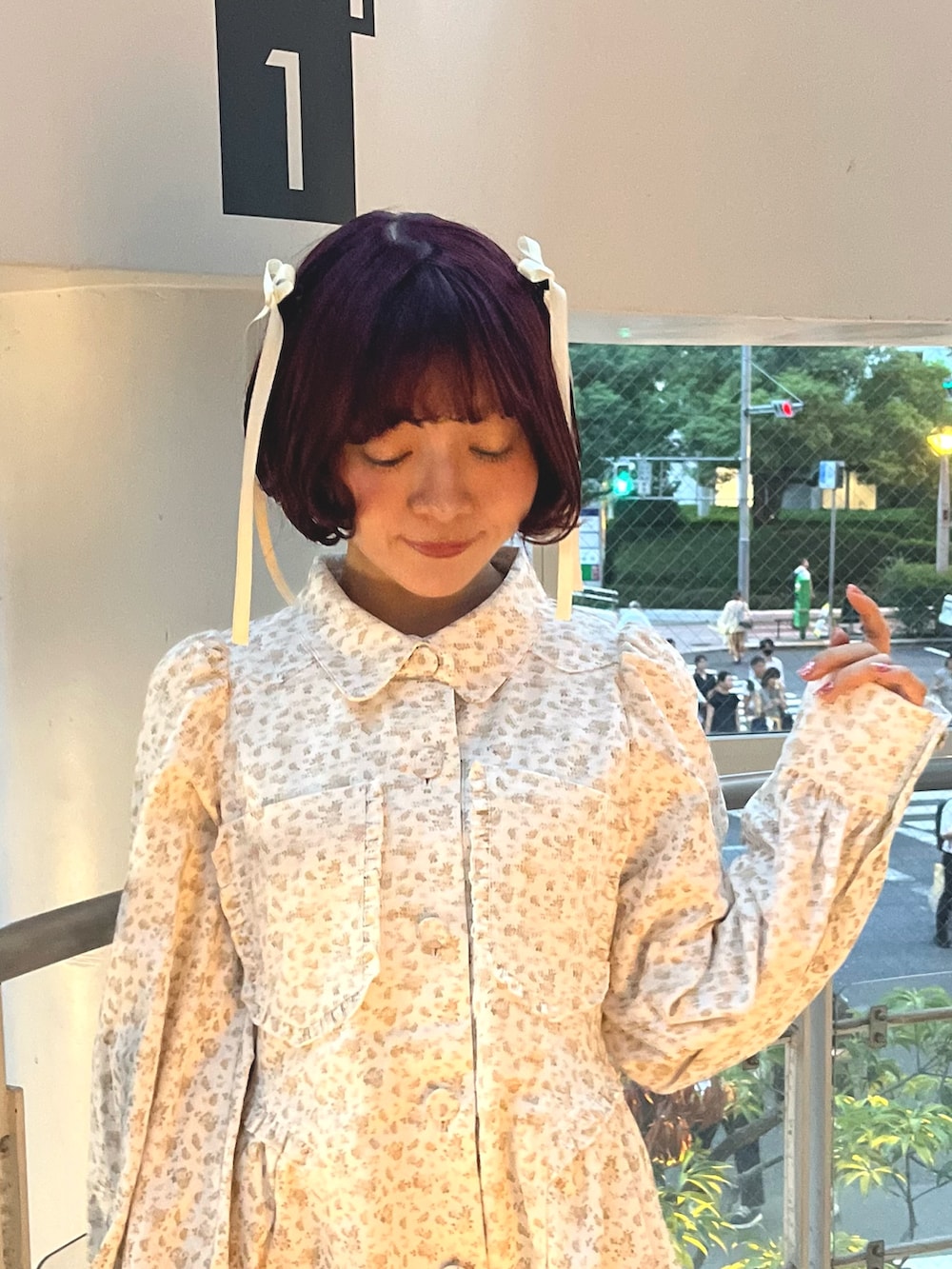 ホワイト系のワンピース、ブラウン系のブーツを着用したレディースの秋コーディネートの5枚目の写真