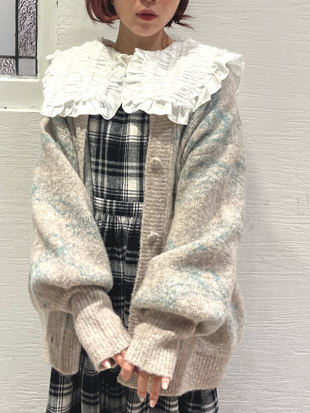 ホワイト系のシャツ/ブラウス、その他のワンピース、ベージュ系のカーディガン/ボレロを着用したレディースの秋コーディネートの6枚目の写真