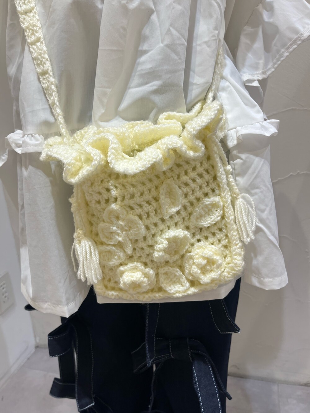 ホワイト系のシャツ/ブラウス、ホワイト系のスウェット、ホワイト系のハンドバッグを着用したレディースの冬コーディネートの8枚目の写真