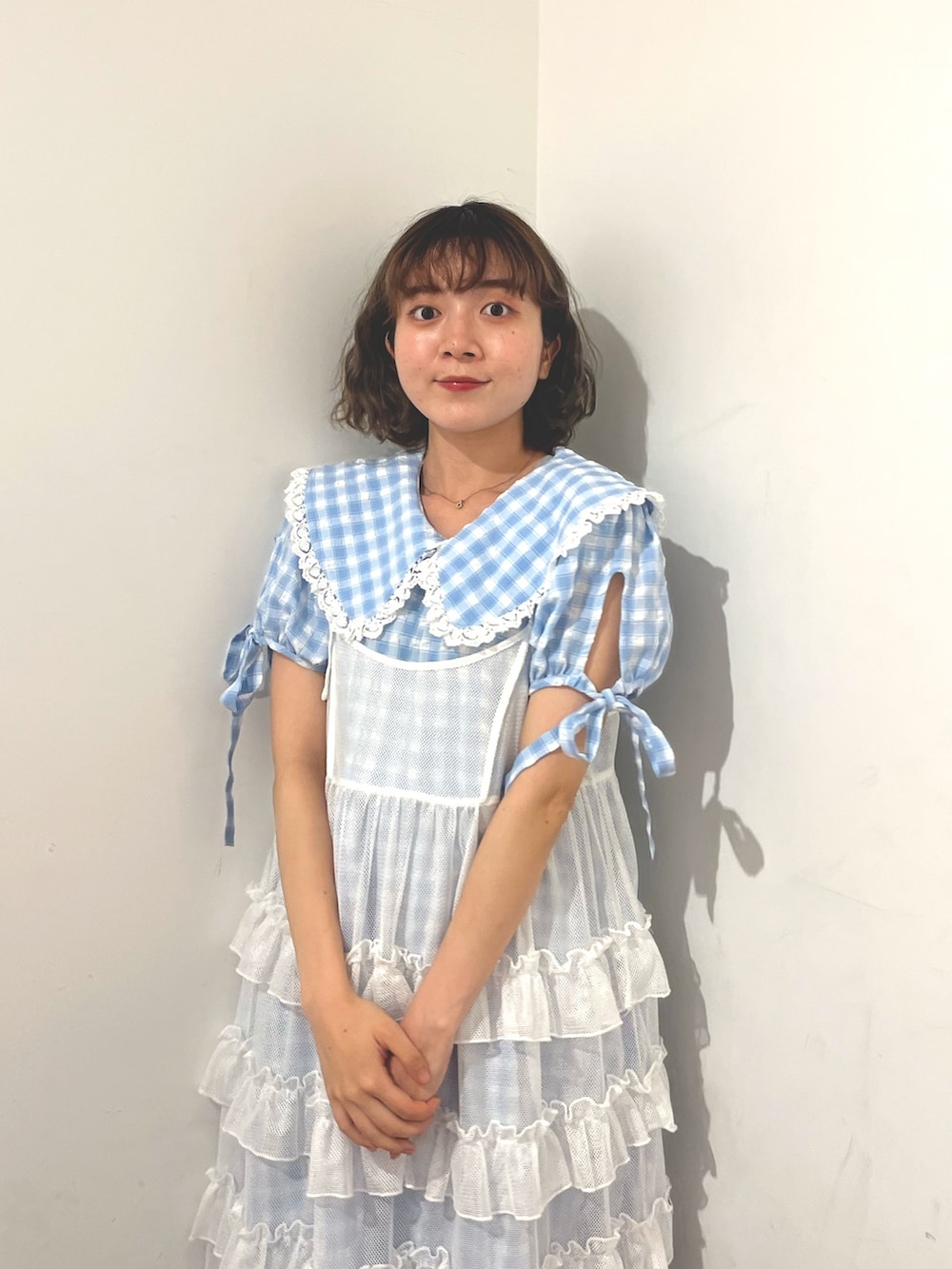 ホワイト系のワンピース、ブルー系のワンピース、ホワイト系のサンダルを着用したレディースの春コーディネートの5枚目の写真