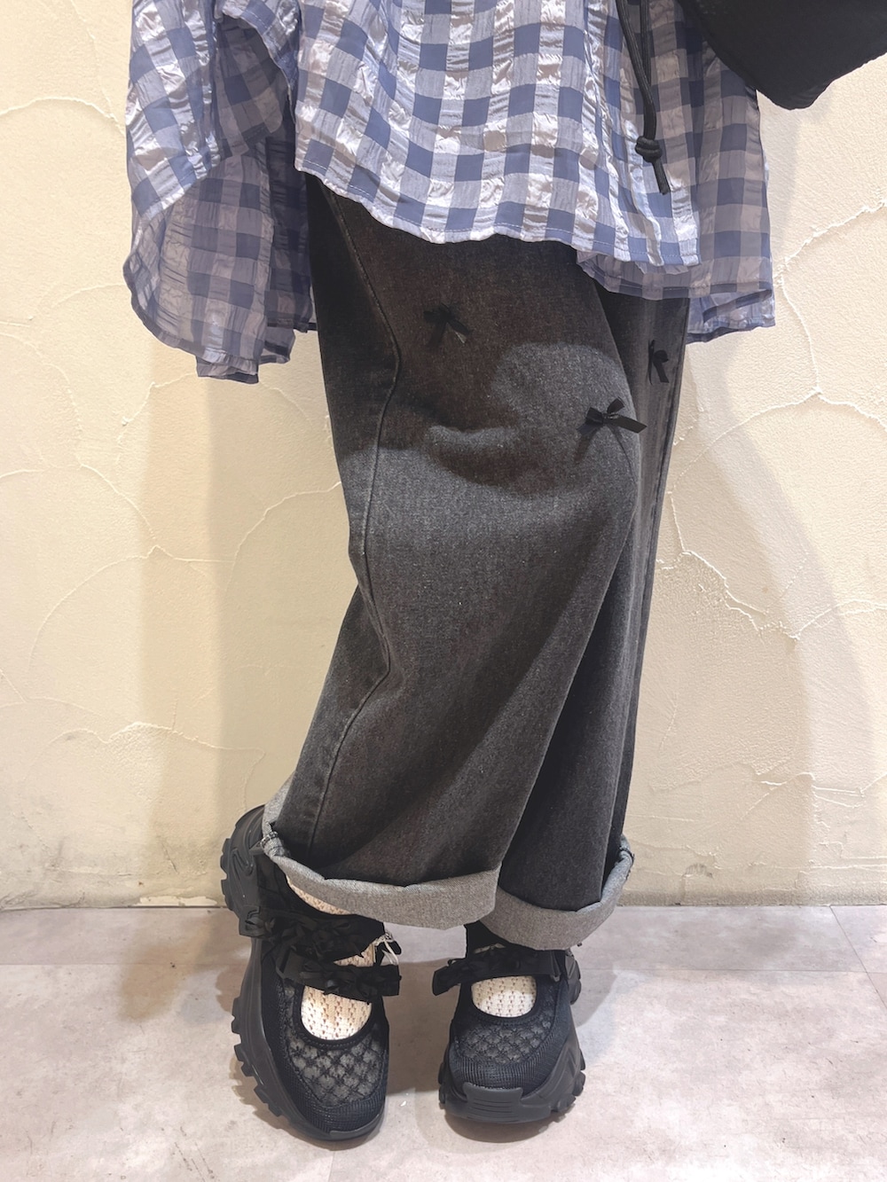 ホワイト系のシャツ/ブラウス、ブルー系のキャミソール、ブラック系のショルダーバッグを着用したレディースの夏コーディネートの9枚目の写真