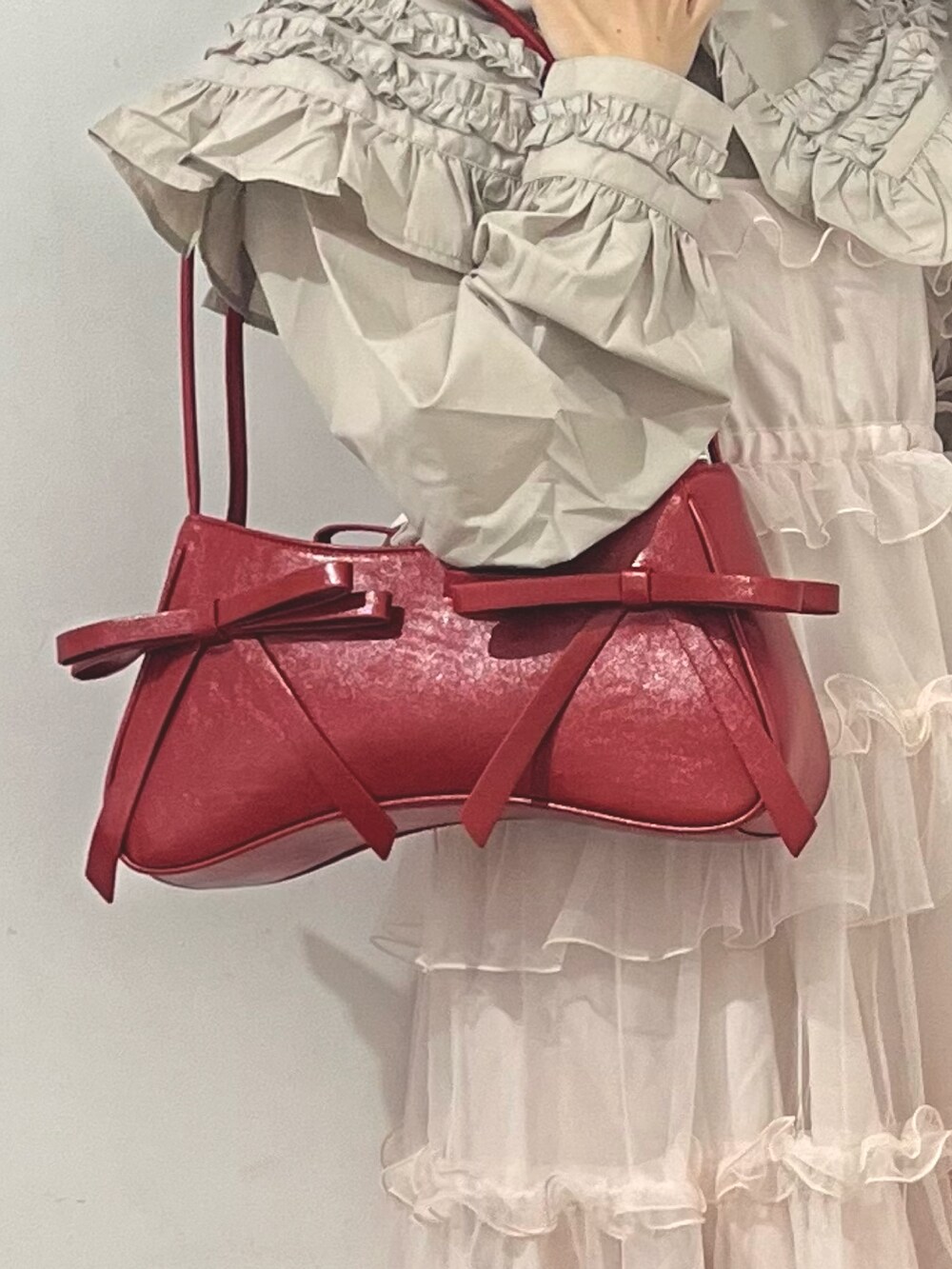 ベージュ系のシャツ/ブラウス、ピンク系のワンピース、レッド系のハンドバッグを着用したレディースの秋コーディネートの9枚目の写真