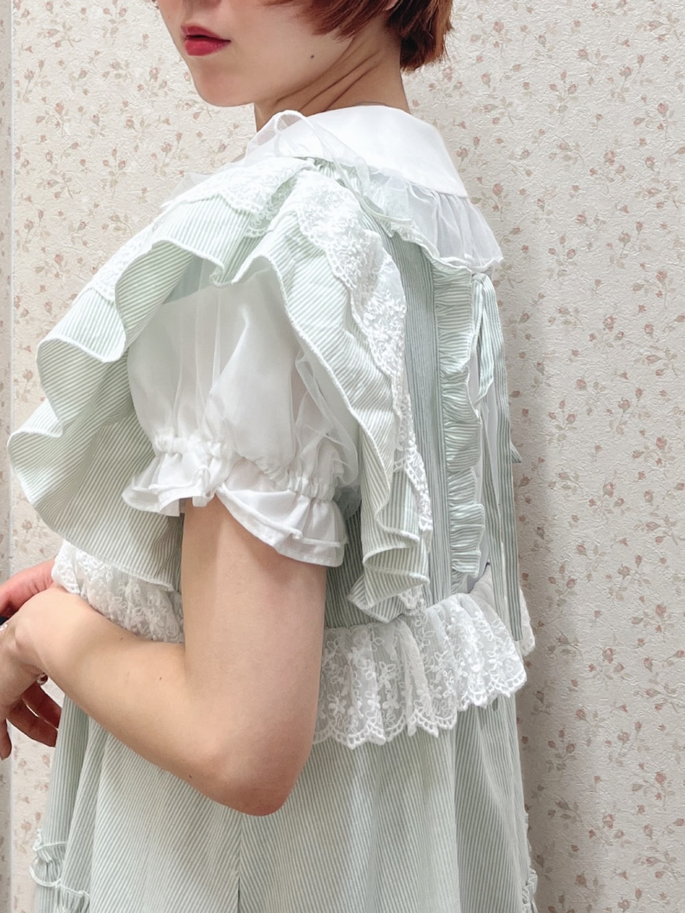 グリーン系のワンピース、ホワイト系のシャツ/ブラウス、ホワイト系のスニーカーを着用したレディースの夏コーディネートの6枚目の写真