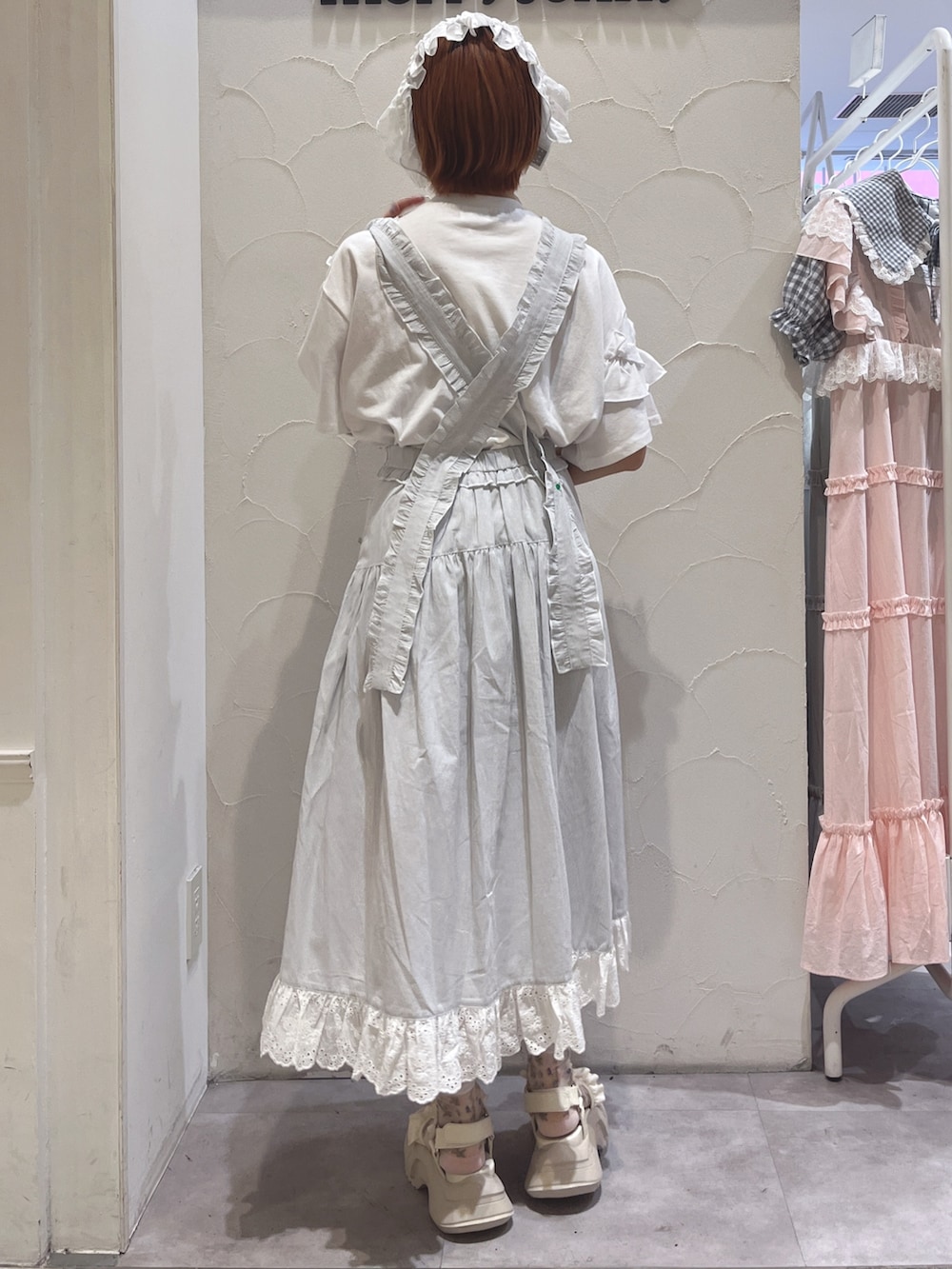 ブルー系のショルダーバッグ、ホワイト系のTシャツ/カットソー、ブルー系のジャンパースカートを着用したレディースの夏コーディネートの4枚目の写真