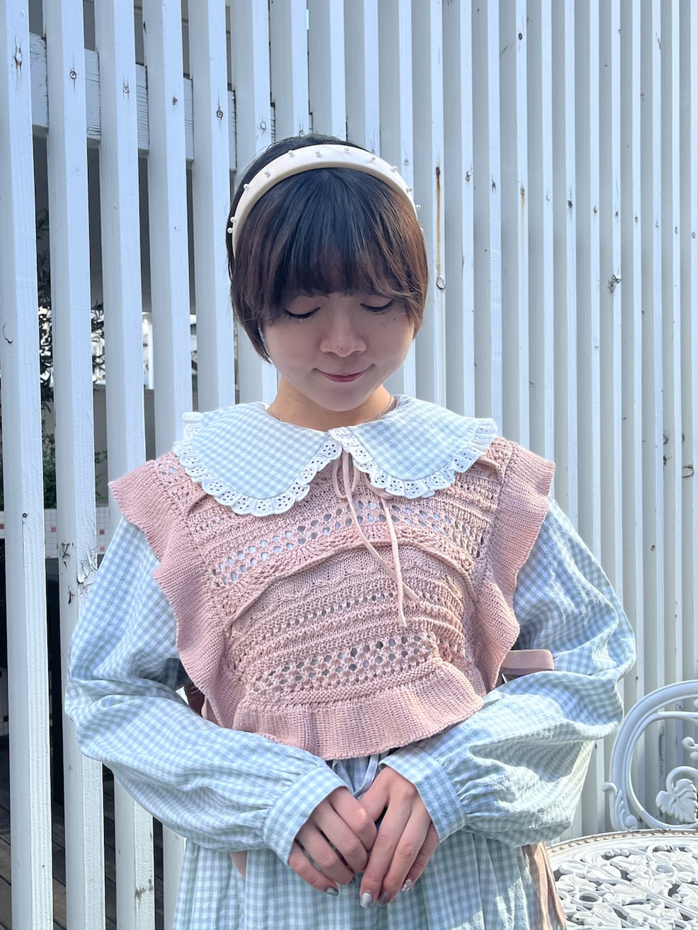 ホワイト系のローファー、グリーン系のワンピース、ピンク系のショルダーバッグを着用したレディースの冬コーディネートの6枚目の写真