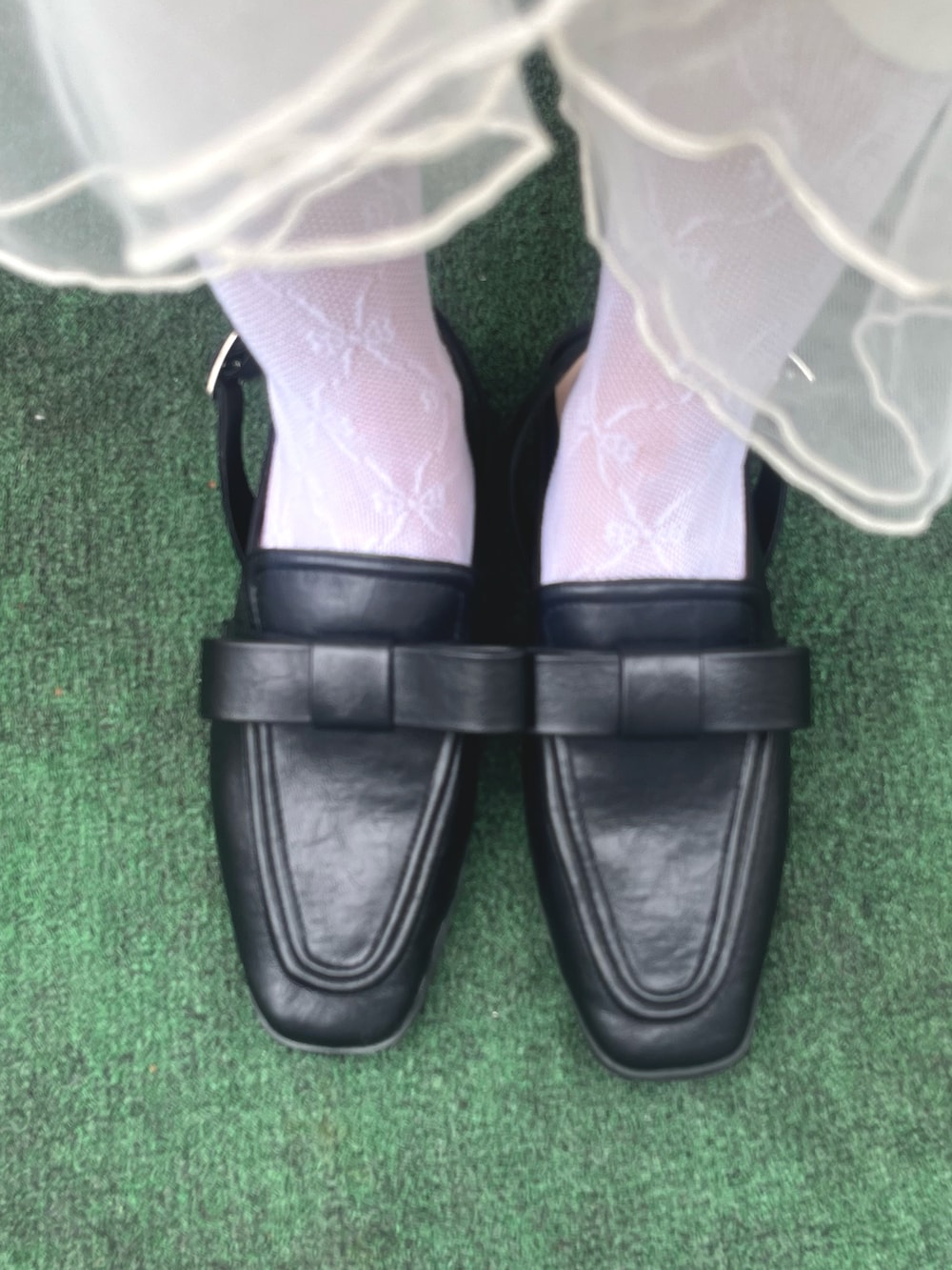 ホワイト系のスカート、ホワイト系のTシャツ/カットソー、ホワイト系のキャミソールを着用したレディースの夏コーディネートの8枚目の写真