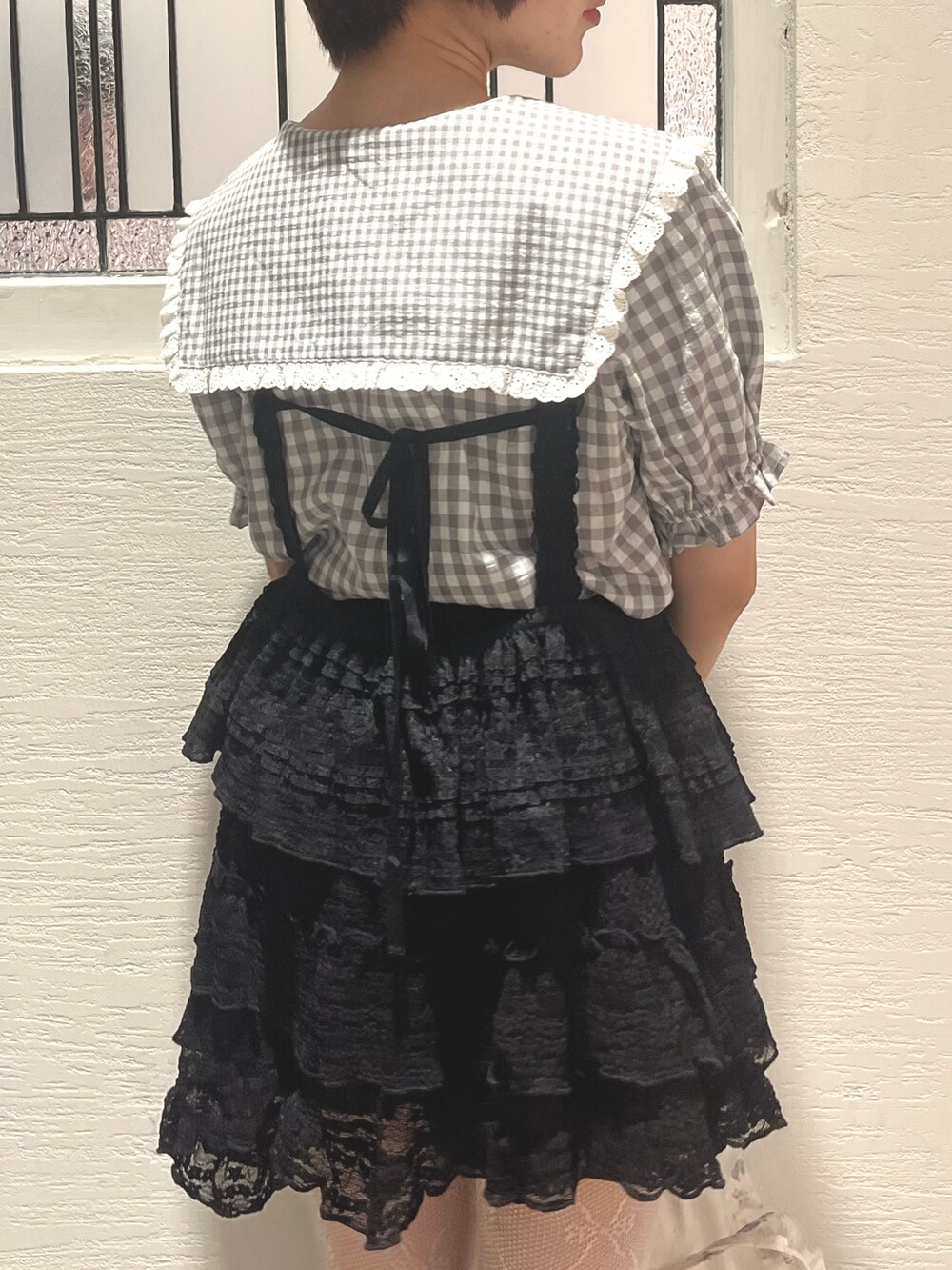 グレー系のシャツ/ブラウス、ブラック系のキャミソール、ブラック系のスカートを着用したレディースの春コーディネートの6枚目の写真