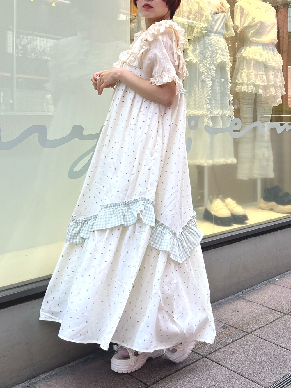 イエロー系のシャツ/ブラウス、グリーン系のワンピース、ホワイト系のサンダルを着用したレディースの春コーディネートの2枚目の写真