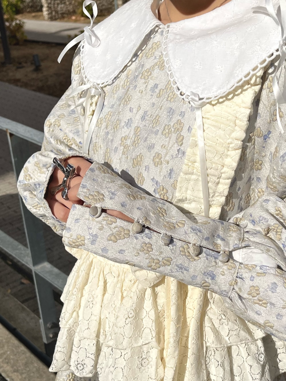 ホワイト系のキャミソール、ホワイト系のローファー、ホワイト系のワンピースを着用したレディースの冬コーディネートの8枚目の写真