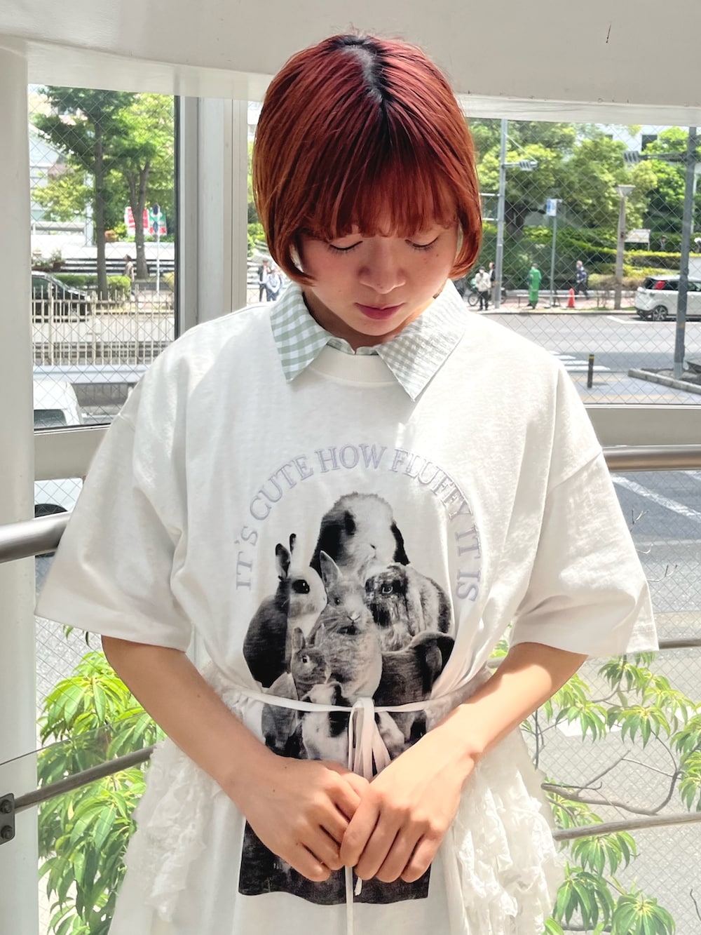 ホワイト系のTシャツ/カットソー、グリーン系のワンピース、ブラック系のスニーカーを着用したレディースの夏コーディネートの5枚目の写真
