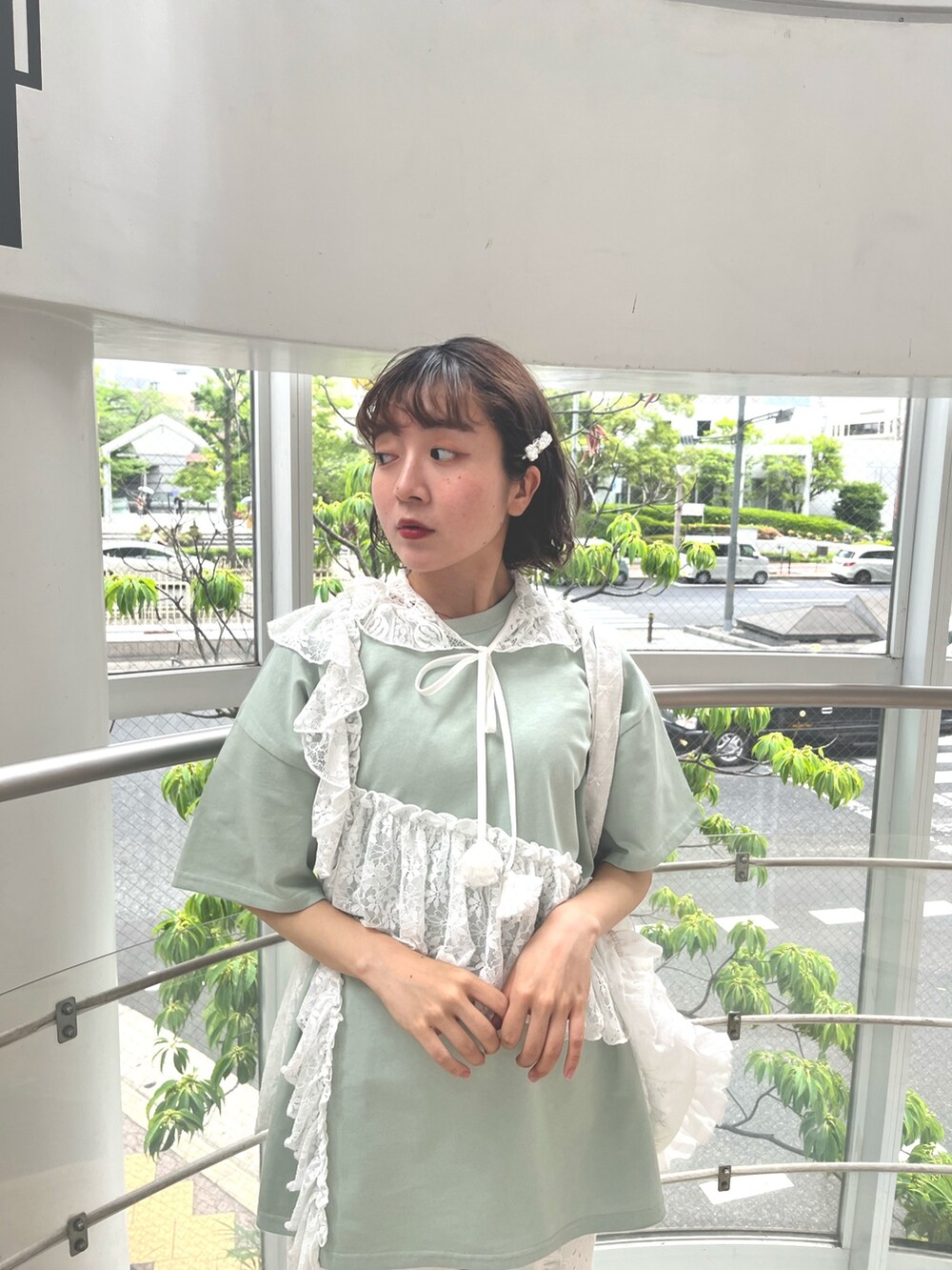 グリーン系のTシャツ/カットソー、ホワイト系のトートバッグ、ホワイト系のデニムパンツを着用したレディースの春コーディネートの5枚目の写真