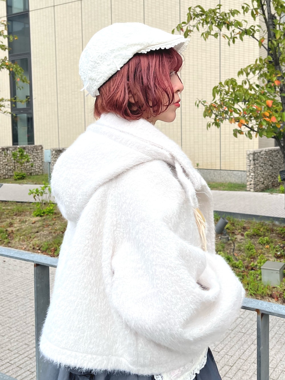 グレー系のワンピース、ホワイト系のダッフルコート、ホワイト系のシャツ/ブラウスを着用したレディースの秋コーディネートの7枚目の写真